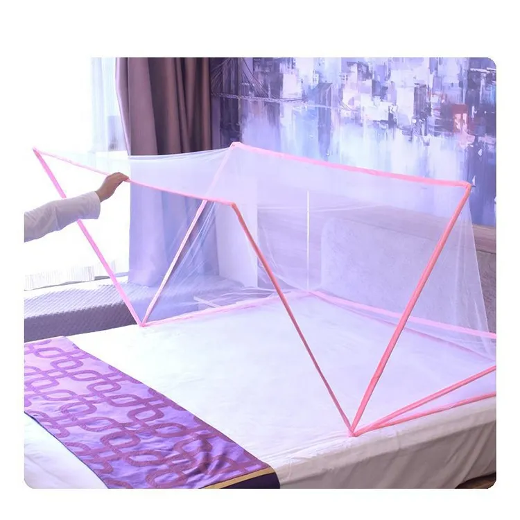 Persona plegando el mosquitero para guardarlo en su bolsa de transporte.